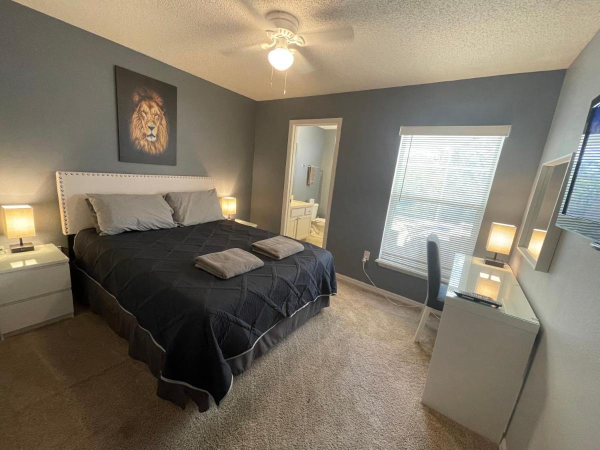 Casa de férias 3 Bedroom With Poolside Cinema And Games Close To Theme Parks Sleeps 6 2 Orlando